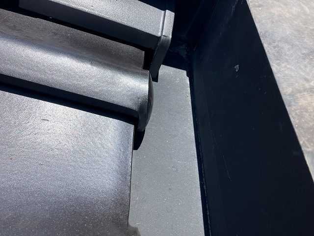 金物を黒の塗料で塗装